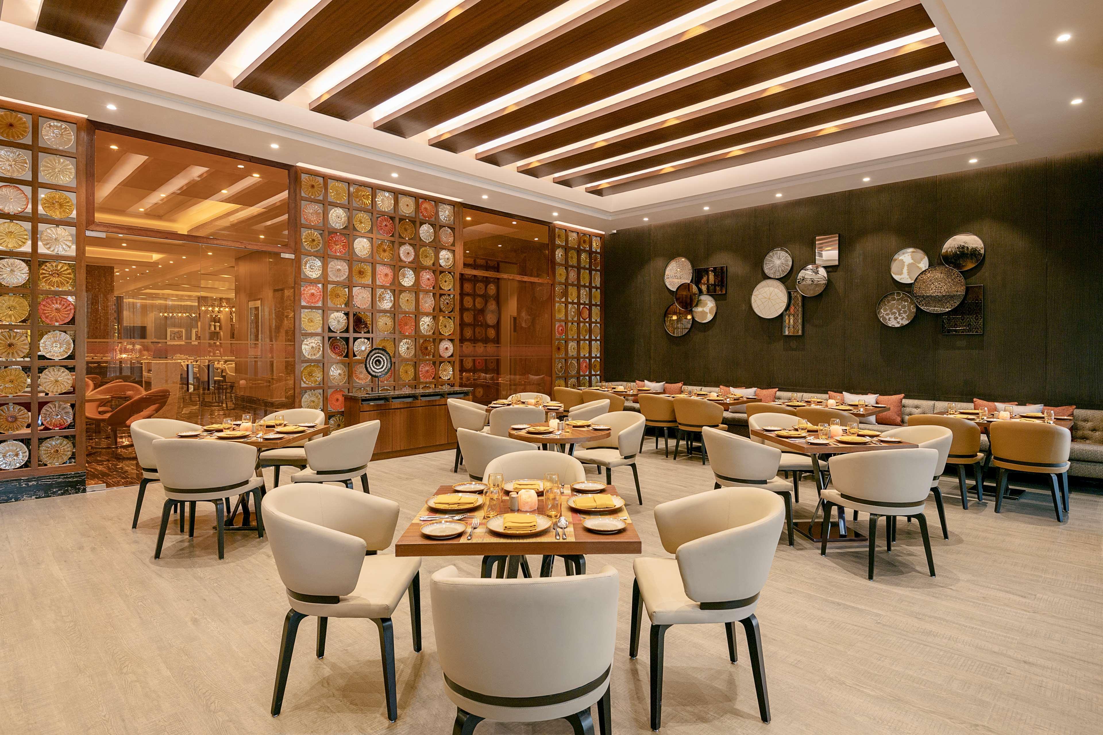 Radisson Mumbai Andheri Midc Eksteriør billede The interior of the restaurant